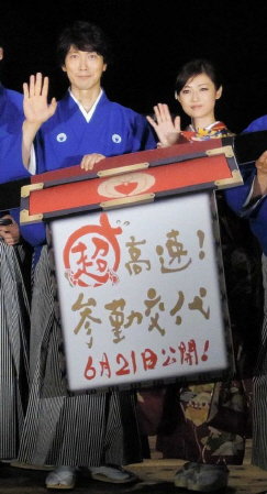 　会見した（左から）佐々木蔵之介、深田恭子＝東京・両国の江戸東京博物館