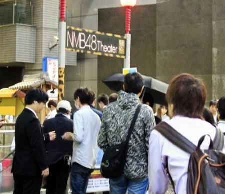 　厳戒警備で公演が開催された大阪・ＮＭＢ４８劇場（５月２６日）