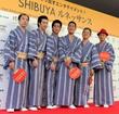 お練りの前にフォトセッションする（左から）片岡亀蔵、尾上松也、中村七之助、中村勘九郎、串田和美、笹野高史＝東京・渋谷の東急百貨店本店前ステージ（撮影・開出　牧）