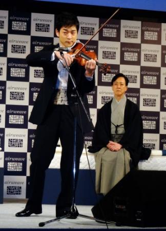 「星に願いを」をバイオリンで演奏した五嶋龍（左）と坂東玉三郎＝グランドハイアット東京