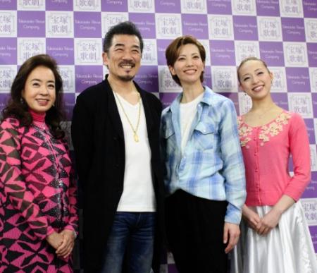 宝塚歌劇団で会見した（左から）阿木燿子氏、宇崎竜童、壮一帆、愛加あゆ