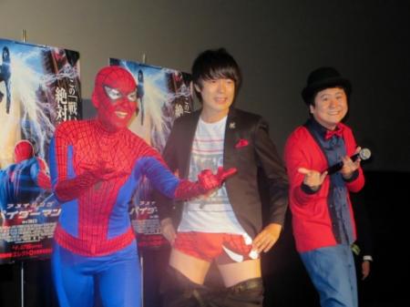 スパイダーマンに扮（ふん）して登場した岡本夏生（左）の前で、ウーマンラッシュアワーの村本大輔（中央）はスパイダーマンカラーのパンツを披露＝東京・渋谷