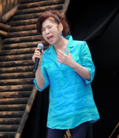 「ノアの箱舟」のセットをバックに「舟唄」の替え歌を熱唱する八代亜紀＝東京・新宿ステーションスクエア