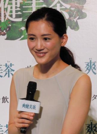 パンケーキに花を添える綾瀬はるか＝東京・表参道「ｂａｍｂｏｏ」