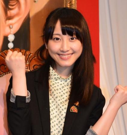 「選抜総選挙　第１位の椅子」に座り気合を入れる松井玲奈。後方は昨年１位の指原莉乃の肖像画