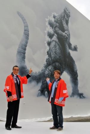 ゴジラの巨大壁画の完成を喜んだ宝田明とギャレス・エドワーズ監督＝東京・砧の東宝スタジオ
