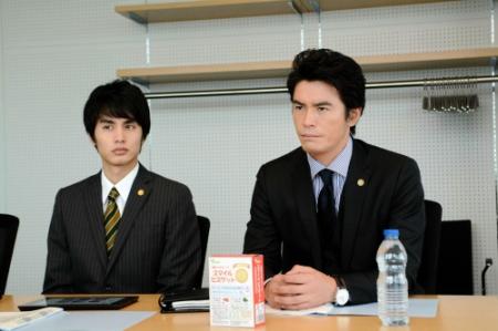 ドラマ「罪人の嘘」で弁護士バッジを光らせる中村蒼（左）と伊藤英明