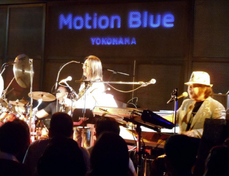 ライブを行ったゴダイゴの（左から）、浅野孝己、ミッキー吉野＝モーション・ブルー・ヨコハマ