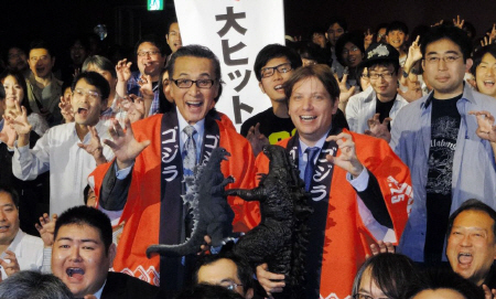 ゴジラポーズを決める宝田明とギャレス・エドワーズ監督＝東京・ＴＯＨＯシネマズシャンテ