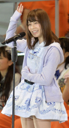 笑顔でファンに手を振る島崎遥香