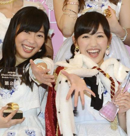 　アイドルグループＡＫＢ48の「選抜総選挙」で１位になった渡辺麻友さん（右）と２位の指原莉乃さん＝７日夜、東京都調布市の味の素スタジアム