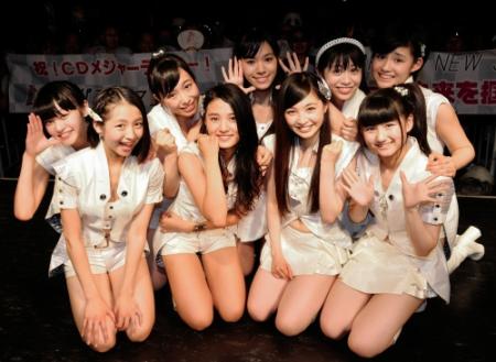 笑顔でポーズを決める東京パフォーマンスドール＝東京・タワーレコード渋谷店（撮影・会津智海）