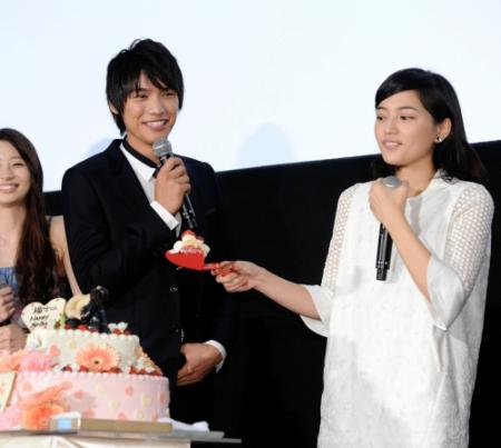 川口春奈（右）がすくったケーキの量に苦笑いを浮かべる福士蒼汰＝東京・新宿ピカデリー（撮影・北野将市）