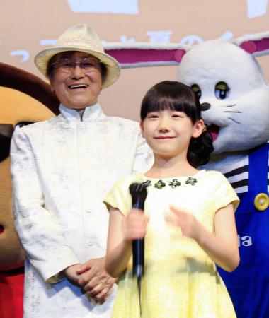 　舞台あいさつした浜村淳（左）と芦田愛菜＝大阪市内