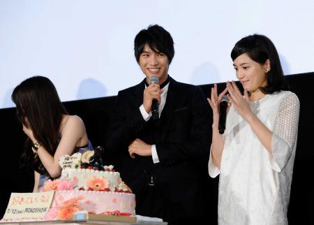　サプライズの誕生日ケーキに笑顔の福士蒼汰（中央）と川口春奈（右）＝東京・新宿ピカデリー（撮影・北野将市）