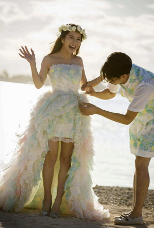 神戸蘭子のドレスをスタイリングする新郎＝米ハワイ・オアフ島のタカミブライダル　ザ・テラス　バイ・ザ・シー