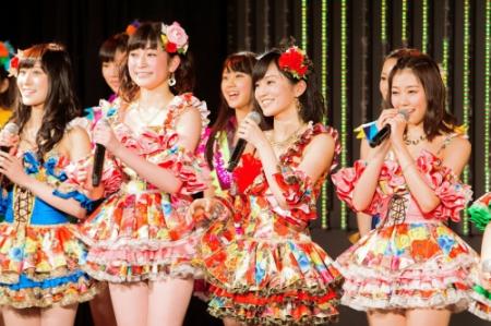 初の全国ツアー開催をサプライズ発表したＮＭＢ４８の山本彩（右から２人目）、渡辺美優紀（右端）ら＝大阪市中央区のＮＭＢ４８劇場（Ｃ）ＮＭＢ４８