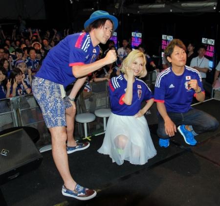 敗戦にショックを受けながらエールを送った（左から）ナオト・インティライミ、水沢アリー、ライセンスの井本貴史＝東京・渋谷のライブハウス「ＷＯＭＢ」