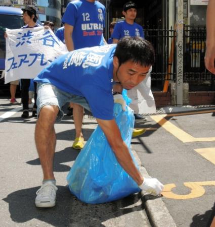 真剣にゴミ拾いするワッキー＝東京・渋谷