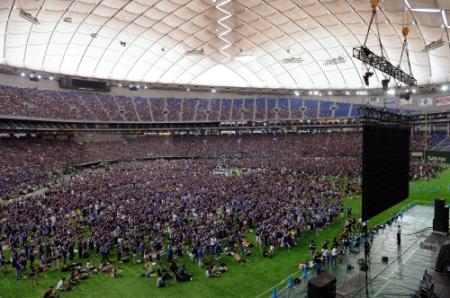 巨大スクリーンでサッカー日本代表の初戦を観戦する観客＝東京ドーム（撮影・開出　牧）