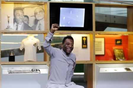 　１５日、ブラジル・サントスで、自身の業績をたたえる博物館がオープンし笑顔を見せるペレ氏（ＡＰ＝共同）