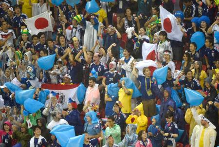 　日本‐コートジボワール戦の前半、本田の先制ゴールに沸く日本サポーター（共同）