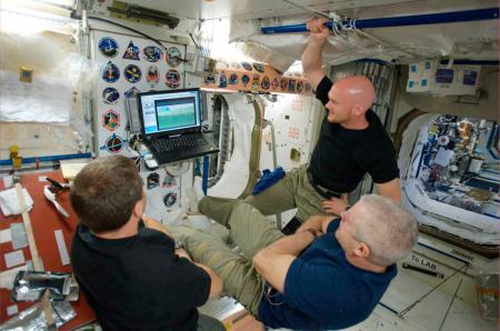 　国際宇宙ステーションでＷ杯の中継を楽しむドイツや米国の宇宙飛行士（ＮＡＳＡ提供・共同）