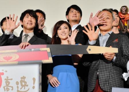客席に向かって手を振る（左から）佐々木蔵之介、深田恭子、西村雅彦ら