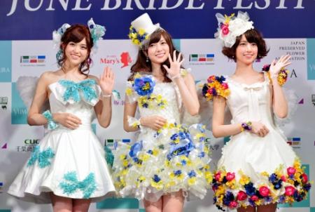 『２０１４　乃木坂　ＪＵＮＥ　ＢＲＩＤＥ　フェスティバル』に登場した（左から）乃木坂４６の松村沙友理、白石麻衣、橋本奈々未＝東京都港区六本木７、メルセデス・ベンツ　コネクション（撮影・佐々木彰尚）