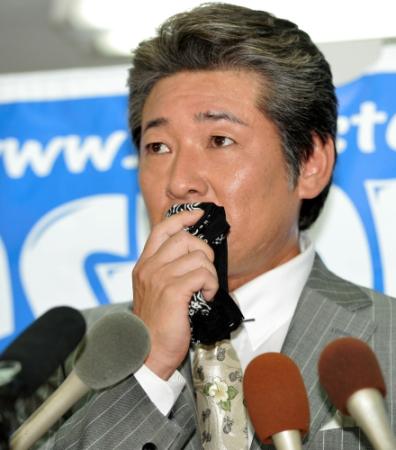 会見での質問で吹き出た汗を拭う布川敏和＝東京都杉並区ソーシャルキャピタルプロダクション（撮影・西岡　正）