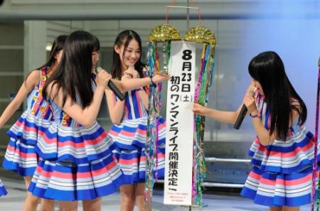 初のワンマンライブ開催決定を喜ぶＸ21の吉本実憂（中央）ら＝東京・サンシャインシティ噴水広場