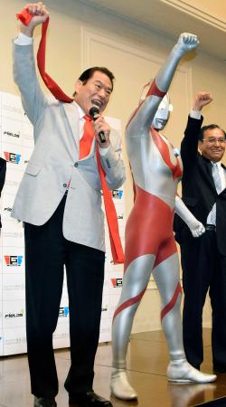 　復興支援イベントの発表記者会見で、ウルトラマンとかけ声をかけるアントニオ猪木参院議員＝仙台市