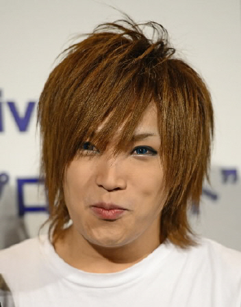 彼女がいないことを宣言したゴールデンボンバーの鬼龍院翔