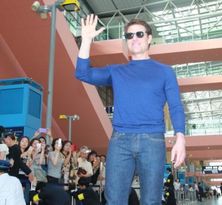 記念すべき２０回目の来日。５０分間も握手や写真撮影に応じたトム・クルーズ＝関西国際空港