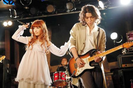 　デビューライブを行った「ＴＲＵＳＴＲＩＣＫ」の神田沙也加（左）とＢｉｌｌｙ＝東京・下北沢ＧＡＲＤＥＮ