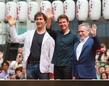 船上で手を振る（左から）ダグ・ライマン監督、トム・クルーズ、プロデューサーアーウィン・ストフ氏＝大阪・ミナミ（撮影・神子素慎一）