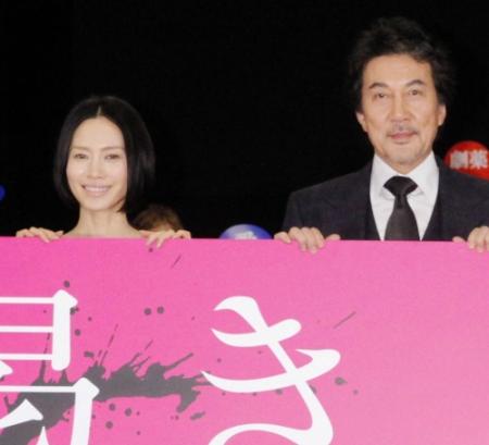 舞台あいさつした（左から）中谷美紀、役所広司＝都内