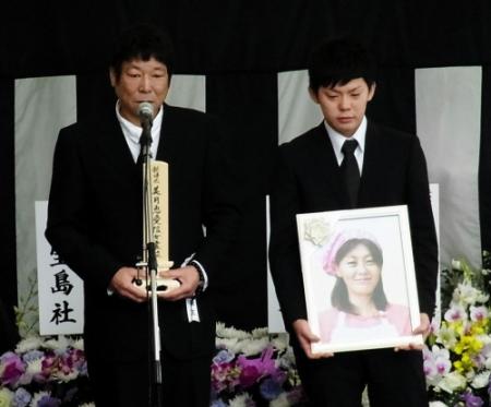 喪主あいさつするダンカン（左）と遺影を持つ長男の甲子園さん＝東京・中野の成願寺