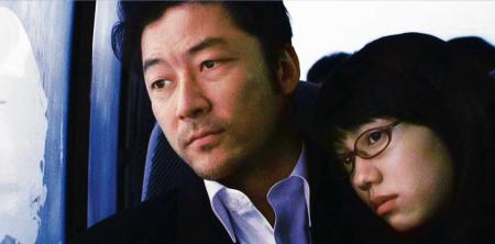 　映画「私の男」の１シーン。浅野忠信（左）と二階堂ふみ