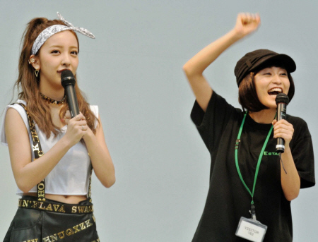 　板野友美（左）のイベントにスタッフの変装で紛れ込んだ小島瑠璃子＝ラゾーナ川崎