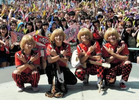 スラッシュポーズをするＤＩＳＨ／／の４人＝神奈川県・ラゾーナ川崎