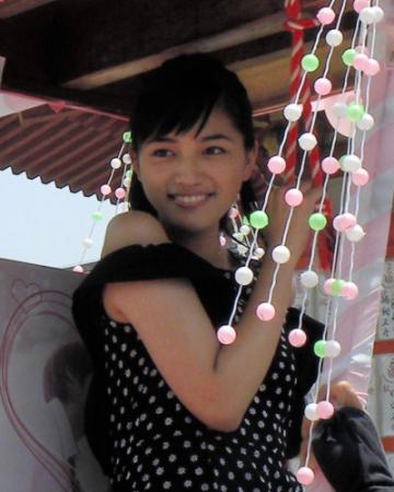 宝恵かごに乗り込んだ川口春奈＝大阪市天王寺区の愛染堂