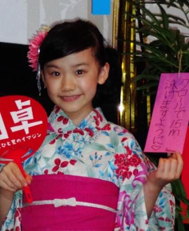 「クロールで15メートル泳げますように」と七夕の願いを書いた芦田愛菜＝東京・新宿バルト９