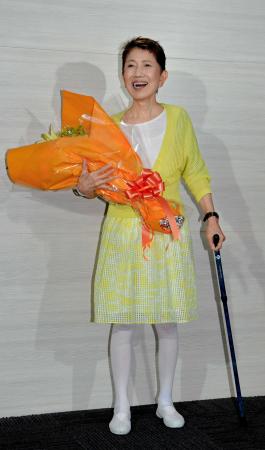 　退院会見で笑顔の水前寺清子＝都内の病院