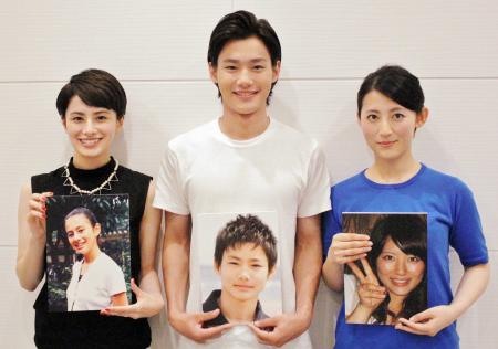 オーディション受験時の自分の写真を持つ（左から）ホラン千秋、野村周平、福田彩乃
