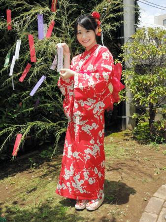 　「ピーターパン大成功！」の願いを短冊にしたためた唯月ふうか＝都内