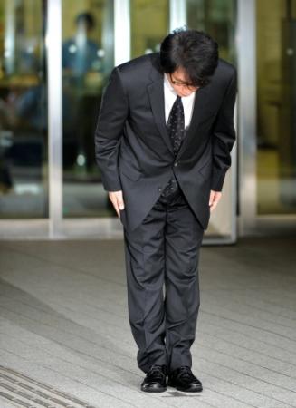 報道陣の前で深々と頭を下げるＡＳＫＡ被告＝東京湾岸署（撮影・西岡　正）