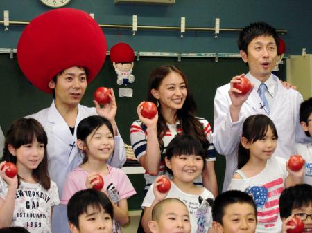 　桃太郎トマトをＰＲした（左から）ロザン菅、田中理恵さん、ロザン宇治原＝東京・青山