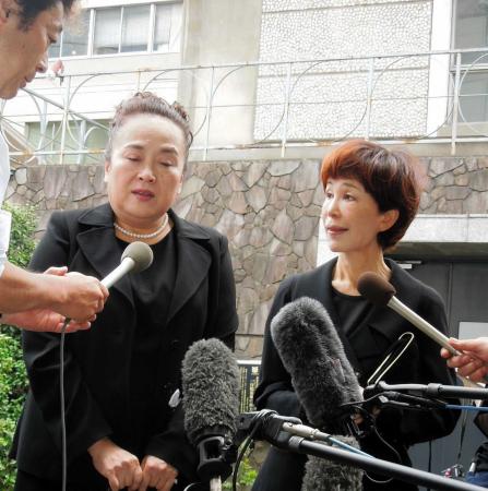 　斎藤さんとの思い出を語る渡辺えり（左）とうつみ宮土理＝東京・信濃町の千日谷会堂