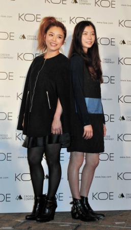 　クロスカンパニーの新ブランド「ＫＯＥ」発表会に親子で出席したＣｈａｒａ（左）とＳＵＭＩＲＥ＝東京・六本木ヒルズアリーナ
